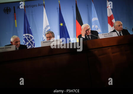 Berlin, Deutschland. 4. November 2015. Der deutsche Außenminister Frank-Walter Steinmeier (2. R) nimmt an einer Pressekonferenz in Berlin, Deutschland, am 4. November 2015. Der deutsche Außenminister Frank-Walter Steinmeier erklärte am Mittwoch, dass Deutschland eine weitere 75 Millionen Euro (81,4 Millionen US-Dollar) bieten würde in der Flüchtlingshilfe. © Zhang Fan/Xinhua/Alamy Live-Nachrichten Stockfoto