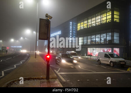 Bradford, UK. 4. November 2015: nebligen Abend außerhalb der neuen Westfield Broadway-Einkaufszentrum, das öffnet morgen (5. November) Credit: CAMimage/Alamy Live News Stockfoto