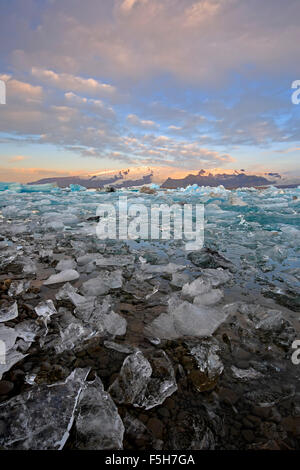 Eisberge, Eis und Schnee-bedeckten Bergen, Gletscherlagune Jökulsárlón, Vatnajökull Gletscher, Vatnajökull-Nationalpark, Island Stockfoto