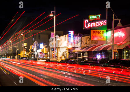 Kurts Kamera Corral Leuchtreklame und helle Streifen auf Central Avenue (früher Route 66), Nob Hill, Albuquerque, New Mexico, Vereinigte Staaten Stockfoto