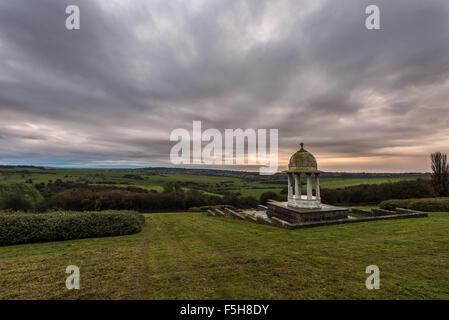 South Downs, in der Nähe von Brighton, East Sussex, UK. 4. November 2015. November Morgendämmerung am The Chattri Denkmal, errichtet um zu Ehren des indischen Toten des ersten Weltkriegs, South Downs, in der Nähe von Brighton Credit: Julia Claxton/Alamy Live News Stockfoto