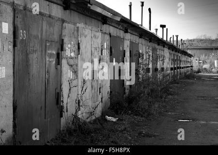 Reihe von Garagentoren Stockfoto