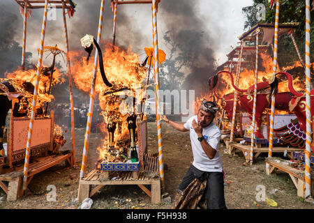 Ngaben Feuerbestattung Zeremonie im Dorf Penestanaan Kaja in Bali, Indonesien Stockfoto