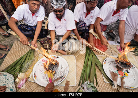 Ngaben Feuerbestattung Zeremonie im Dorf Penestanaan Kaja in Bali, Indonesien Stockfoto