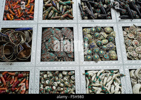 Schmuck zum Verkauf an einem Marktstand in Ubud, Bali, Indonesien Stockfoto