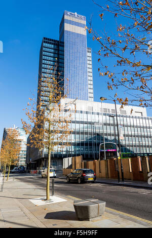 Die CIS-Gebäude und neu installierte Bäume und steinerne Sitzgelegenheiten zu blockieren, NOMA Bereich Dantzic Street, Manchester, England, UK Stockfoto