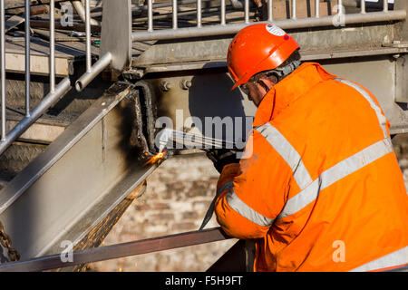 Arbeiter mit einer Sauerstoff-Acetylen-Taschenlampe um zu demontieren alte Schritte bei Deansgate Castlefield Tram Stop, Manchester, England, UK Stockfoto