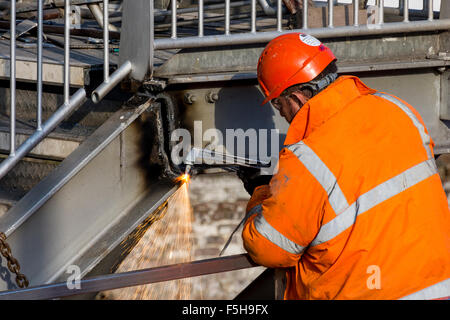 Arbeiter mit einer Sauerstoff-Acetylen-Taschenlampe um zu demontieren alte Schritte bei Deansgate Castlefield Tram Stop, Manchester, England, UK Stockfoto