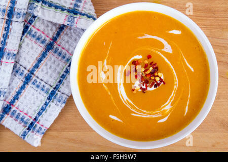 Butternut-Kürbis Creme Suppenschüssel auf Tabelle closeup Stockfoto