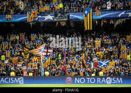 Barcelona, Katalonien, Spanien. 4. November 2015. FC Barcelona Fans zeigen die "Estelada" Flagge zu Beginn des Champions-League-Spiel zwischen FC Barcelona und FC BATE Borisov im Camp Nou Stadion in Barcelona © Matthias Oesterle/ZUMA Draht/Alamy Live News Stockfoto