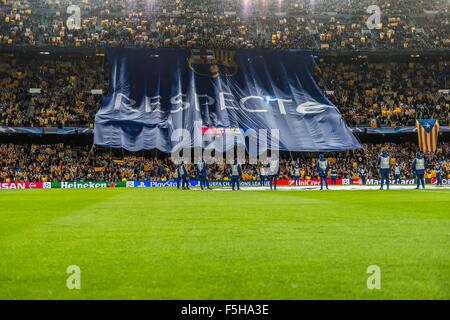 Barcelona, Spanien. 4. November 2015. Der FC Barcelona stellt einen riesigen Banner zu Beginn des Champions-League-Spiel zwischen FC Barcelona und FC BATE Borisov im Camp Nou Stadion in Barcelona Credit: Matthi/Alamy Live-Nachrichten Stockfoto