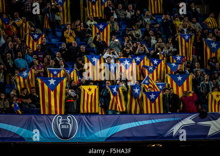 Barcelona, Spanien. 4. November 2015. FC Barcelona Fans zeigen die "Estelada" Flagge zu Beginn des Champions-League-Spiel zwischen FC Barcelona und FC BATE Borisov im Camp Nou Stadion in Barcelona Credit: Matthi/Alamy Live-Nachrichten Stockfoto