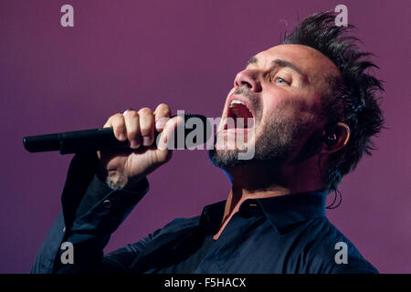 Turin, Italien. 4. November 2015. Filippo Neviani, führt eine italienische Sängerin auch bekannt als "Nek" voller Energie in seine live-Konzert, "Prima di Partire Live Tour" in Turin. © Elena Aquila/Pacific Press/Alamy Live-Nachrichten Stockfoto