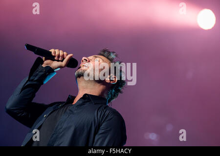 Turin, Italien. 4. November 2015. Filippo Neviani, führt eine italienische Sängerin auch bekannt als "Nek" voller Energie in seine live-Konzert, "Prima di Partire Live Tour" in Turin. © Elena Aquila/Pacific Press/Alamy Live-Nachrichten Stockfoto