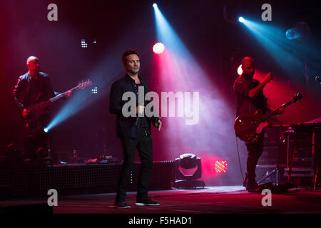 Turin, Italien. 4. November 2015. Filippo Neviani, führt eine italienische Sängerin auch bekannt als "Nek" voller Energie in seine live-Konzert, "Prima di Partire Live Tour" in Turin. © Elena Aquila/Pacific Press/Alamy Live-Nachrichten Stockfoto