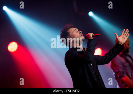 Turin, Italien. 4. November 2015. Filippo Neviani, führt eine italienische Sängerin auch bekannt als "Nek" voller Energie in seine live-Konzert, "Prima di Partire Live Tour" in Turin. © Elena Aquila/Pacific Press/Alamy Live-Nachrichten Stockfoto