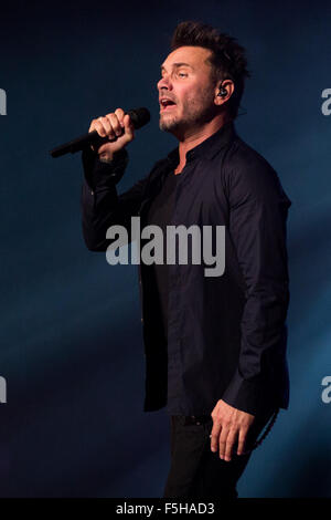 Turin, Italien. 4. November 2015. Filippo Neviani, führt eine italienische Sängerin auch bekannt als "Nek" voller Energie in seine live-Konzert, "Prima di Partire Live Tour" in Turin. © Elena Aquila/Pacific Press/Alamy Live-Nachrichten Stockfoto