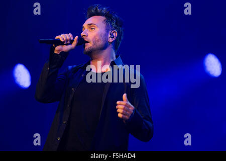 Turin, Italien. 4. November 2015. Filippo Neviani, führt eine italienische Sängerin auch bekannt als "Nek" voller Energie in seine live-Konzert, "Prima di Partire Live Tour" in Turin. © Elena Aquila/Pacific Press/Alamy Live-Nachrichten Stockfoto