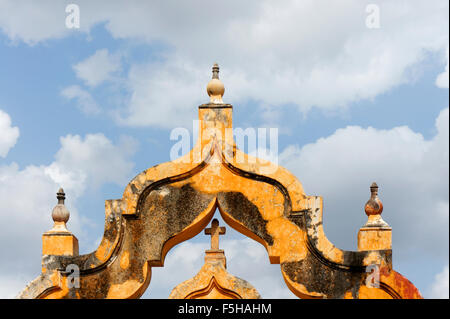 Verzierten maurischen Tor am Eingang zur Hacienda Yaxcopoil, Yucatan, Mexiko Stockfoto