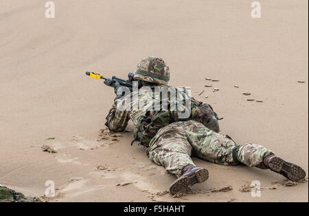 Britischen Royal Marine Commandos führen Sie eine Strand-Angriff-Demonstration für die Öffentlichkeit während der Airshow 2015 Sunderland. Stockfoto