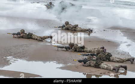 Britischen Royal Marine Commandos führen Sie eine Strand-Angriff-Demonstration für die Öffentlichkeit während der Airshow 2015 Sunderland. Stockfoto