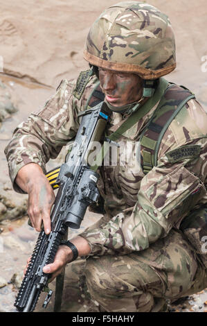 Britischen Royal Marine Commandos führen Sie eine Strand-Angriff-Demonstration für die Öffentlichkeit während der Airshow 2015 Sunderland. Stockfoto