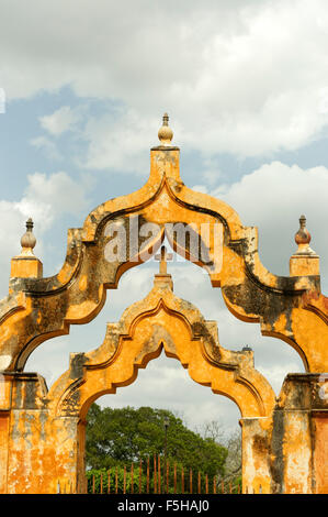 Verzierten maurischen Tor am Eingang zur Hacienda Yaxcopoil, Yucatan, Mexiko Stockfoto