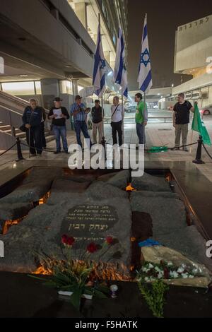 Tel Aviv, Israel. 4. November 2015. Menschen trauern an der Stelle, wo die ehemaligen israelischen Ministerpräsidenten Yitzhak Rabin, an den 20. Jahrestag der Ermordung von Yitzhak Rabin, in der Nähe der Rabin-Platz in Tel Aviv, Israel, 4. November 2015 ermordet wurde. Am 4. November 1995, am Ende eine Kundgebung zur Unterstützung der Oslo-Abkommen auf dem Platz der Könige Israels in Tel Aviv wurde Rabin ermordet. © Li Rui/Xinhua/Alamy Live-Nachrichten Stockfoto