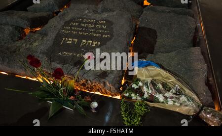 Tel Aviv, Israel. 4. November 2015. Blumen und eine Kerze werden am Standort präsentiert dem ehemaligen israelischen Ministerpräsidenten Yitzhak Rabin, an den 20. Jahrestag der Ermordung von Yitzhak Rabin, in der Nähe der Rabin-Platz in Tel Aviv, Israel, 4. November 2015 ermordet wurde. Am 4. November 1995, am Ende eine Kundgebung zur Unterstützung der Oslo-Abkommen auf dem Platz der Könige Israels in Tel Aviv wurde Rabin ermordet. © Li Rui/Xinhua/Alamy Live-Nachrichten Stockfoto