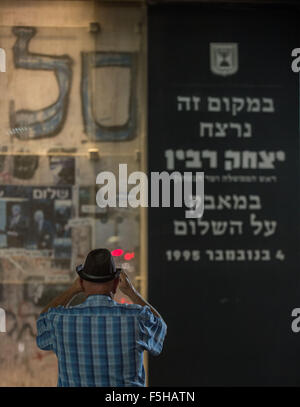 Tel Aviv, Israel. 4. November 2015. Ein Mann nimmt Fotos auf der Website, wo die ehemaligen israelischen Ministerpräsidenten Yitzhak Rabin, an den 20. Jahrestag der Ermordung von Yitzhak Rabin, in der Nähe der Rabin-Platz in Tel Aviv, Israel, 4. November 2015 ermordet wurde. Am 4. November 1995, am Ende eine Kundgebung zur Unterstützung der Oslo-Abkommen auf dem Platz der Könige Israels in Tel Aviv wurde Rabin ermordet. © Li Rui/Xinhua/Alamy Live-Nachrichten Stockfoto