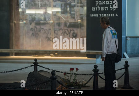 Tel Aviv, Israel. 4. November 2015. Ein Mann trauert an der Stelle, wo die ehemaligen israelischen Ministerpräsidenten Yitzhak Rabin, an den 20. Jahrestag der Ermordung von Yitzhak Rabin, in der Nähe der Rabin-Platz in Tel Aviv, Israel, 4. November 2015 ermordet wurde. Am 4. November 1995, am Ende eine Kundgebung zur Unterstützung der Oslo-Abkommen auf dem Platz der Könige Israels in Tel Aviv wurde Rabin ermordet. © Li Rui/Xinhua/Alamy Live-Nachrichten Stockfoto