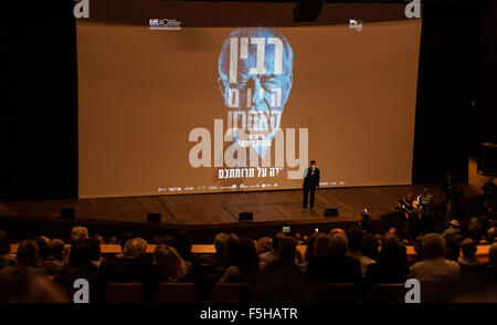 Tel Aviv, Israel. 4. November 2015. "Rabin, The Last Day", ein israelisch-französischen Doku-Drama Film unter der Regie von Amos Gitai über die letzten Tage der ehemaligen israelischen Ministerpräsidenten Yitzhak Rabin, zeigt sich in der Lowy Concert Hall auf den 20. Jahrestag der Ermordung von Yitzhak Rabin in Tel Aviv, Israel, 4. November 2015. Am 4. November 1995, am Ende eine Kundgebung zur Unterstützung der Oslo-Abkommen auf dem Platz der Könige Israels in Tel Aviv wurde Rabin ermordet. © Li Rui/Xinhua/Alamy Live-Nachrichten Stockfoto