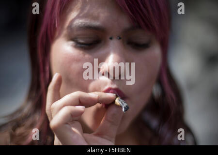 Mexico City, Mexiko. 4. November 2015. Eine Frau raucht Marihuana während einer Demonstration vor dem nationalen Supreme Court of Justice in Mexiko-Stadt, Hauptstadt von Mexiko, am 4. November 2015. Laut Lokalpresse, National Supreme Court of Justice genehmigt eine Entscheidung über den Anbau, Verarbeitung und persönlichen Konsum von Marihuana mit Freizeit- und Unterhaltungszwecken am Mittwoch. © Alejandro Ayala/Xinhua/Alamy Live-Nachrichten Stockfoto