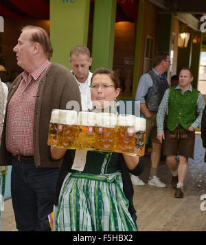 Kellnerin mit Massen von Bier auf dem Oktoberfest in München, Deutschland Stockfoto