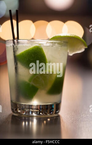 Der Caipirinha Cocktail in einer Bar mit Lichter hinter Stockfoto