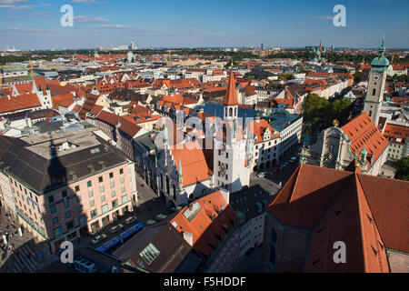 Blick auf Altstadt und roten Ziegeldächern nahe dem Marienplatz in München Stockfoto