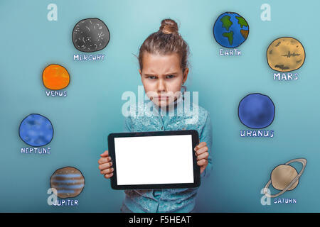 Kind Heranwachsenden Mädchens Halteplatte mit einem weißen Schirm zu beleidigen Stockfoto