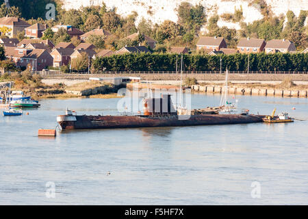 Rochester. Rostenden russischen U-Boot, U-475 Schwarze Witwe, eine sowjetische Projekt 641 Klasse, oder die NATO Name, Foxtrott, in den Fluss Medway vertäut. Stockfoto