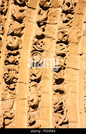 England, Rochester Kathedrale. Norman, der Great West Tür, Schnitzereien um die Tür bogen Teil des romanischen Tympanon. Stockfoto