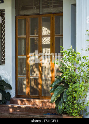 Yangon, Myanmar. 5. November 2015. Die Eingangstür zum Haus von Aung San Suu Kyi. Sie lebte im Haus Verhaftung hier seit mehr als 15 Jahren. Suu Kyi jetzt bestreitet einen nationalen Wahlen in Myanmar und Gastgeber einer Pressekonferenz bei ihr zu Hause. Während der Pressekonferenz, die 90 Minuten dauerte, sagte Aung San Suu Kyi, der Führer der Nationalliga für Demokratie (NLD), dass wenn die NLD die Wahlen gewann sie '' über '' der Präsident dienen würde. Bildnachweis: ZUMA Press, Inc./Alamy Live-Nachrichten Stockfoto