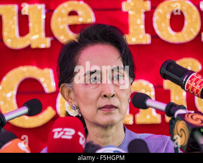 Yangon, Myanmar. 5. November 2015. AUNG SAN SUU KYI Fragen Reporter im Rahmen einer Pressekonferenz. Während der Pressekonferenz, die 90 Minuten dauerte, sagte Aung San Suu Kyi, der Führer der Nationalliga für Demokratie (NLD), dass wenn die NLD die Wahlen gewann sie '' über '' der Präsident dienen würde. Befragt die Rohingya-Krise im westlichen Myanmar Reporter nannte die Situation "dramatisch" und Suu Kyi antwortete: das ganze Land ist in einer "dramatischen Situation'' und die Probleme der Rohingya sollte nicht '' übertrieben. Bildnachweis: ZUMA Press, Inc./Alamy Live-Nachrichten Stockfoto