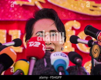 Yangon, Myanmar. 5. November 2015. AUNG SAN SUU KYI lächelt während einer Pressekonferenz. Während der Pressekonferenz, die 90 Minuten dauerte, sagte Aung San Suu Kyi, der Führer der Nationalliga für Demokratie (NLD), dass wenn die NLD die Wahlen gewann sie '' über '' der Präsident dienen würde. Befragt die Rohingya-Krise im westlichen Myanmar Reporter nannte die Situation "dramatisch" und Suu Kyi antwortete: das ganze Land ist in einer "dramatischen Situation'' und die Probleme der Rohingya sollte nicht '' übertrieben. Bildnachweis: ZUMA Press, Inc./Alamy Live-Nachrichten Stockfoto