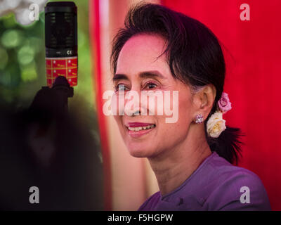 Yangon, Myanmar. 5. November 2015. AUNG SAN SUU KYI lächelt während einer Pressekonferenz. Während der Pressekonferenz, die 90 Minuten dauerte, sagte Aung San Suu Kyi, der Führer der Nationalliga für Demokratie (NLD), dass wenn die NLD die Wahlen gewann sie '' über '' der Präsident dienen würde. Befragt die Rohingya-Krise im westlichen Myanmar Reporter nannte die Situation "dramatisch" und Suu Kyi antwortete: das ganze Land ist in einer "dramatischen Situation'' und die Probleme der Rohingya sollte nicht '' übertrieben. Bildnachweis: ZUMA Press, Inc./Alamy Live-Nachrichten Stockfoto