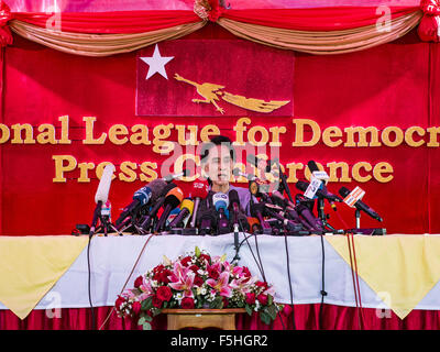 Yangon, Myanmar. 5. November 2015. AUNG SAN SUU KYI Fragen Reporter im Rahmen einer Pressekonferenz. Während der Pressekonferenz, die 90 Minuten dauerte, sagte Aung San Suu Kyi, der Führer der Nationalliga für Demokratie (NLD), dass wenn die NLD die Wahlen gewann sie '' über '' der Präsident dienen würde. Befragt die Rohingya-Krise im westlichen Myanmar Reporter nannte die Situation "dramatisch" und Suu Kyi antwortete: das ganze Land ist in einer "dramatischen Situation'' und die Probleme der Rohingya sollte nicht '' übertrieben. Bildnachweis: ZUMA Press, Inc./Alamy Live-Nachrichten Stockfoto