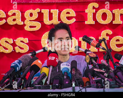 Yangon, Myanmar. 5. November 2015. AUNG SAN SUU KYI lächelt während einer Pressekonferenz. Während der Pressekonferenz, die 90 Minuten dauerte, sagte Aung San Suu Kyi, der Führer der Nationalliga für Demokratie (NLD), dass wenn die NLD die Wahlen gewann sie '' über '' der Präsident dienen würde. Befragt die Rohingya-Krise im westlichen Myanmar Reporter nannte die Situation "dramatisch" und Suu Kyi antwortete: das ganze Land ist in einer "dramatischen Situation'' und die Probleme der Rohingya sollte nicht '' übertrieben. Bildnachweis: ZUMA Press, Inc./Alamy Live-Nachrichten Stockfoto