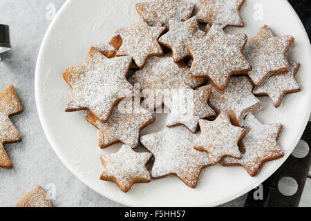 Sterne Weihnachtsgebäck auf Platte Stockfoto