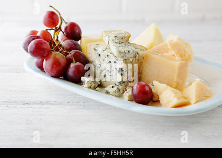 Blue Cheese und Trauben auf Teller, Essen Nahaufnahme Stockfoto