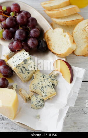 Roquefort-Käse mit Brot, Essen Nahaufnahme Stockfoto