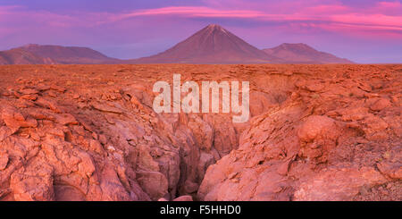 Einer engen Schlucht mit einem Vulkan in der Ferne. Fotografiert am Fuße des Volcan Licancabur in der Atacama-Wüste, nördlichen Ch Stockfoto