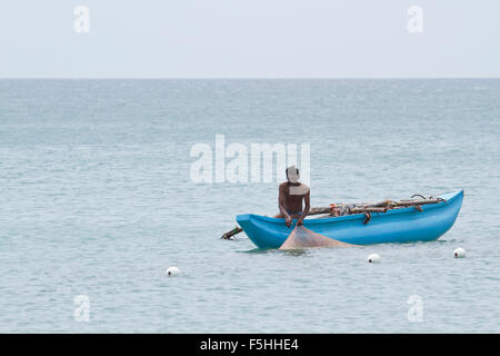 Traditionellen Fischer in Uppuveli Strand, Sri Lanka Stockfoto